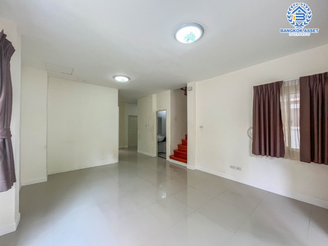 บ้านแฝดมือสองย่านนนทบุรี ม.ลลิลอินเดอะพาร์ค บางใหญ่-กาญจนภิเษก เนื้อที่กว้างขวางถึงเกือบ 40 ตร.ว. ฟังก์ชัน 3 ห้องนอน 2 ห้องน้ำ 1 ที่จอดรถ บนทำเลดี เดินทางสะดวก ใกล้เซ็นทรัลเวสต์เกต, ทางด่วน "กาญจนาภิเษก" เพียง 10 นาทีถึงรถไฟฟ้าสายสีม่วง "สถานีสามแยกบางใหญ่"...